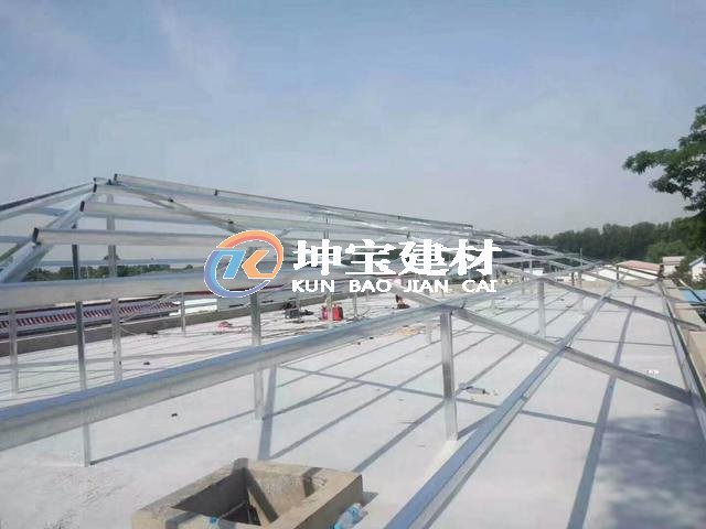 成都双流蛟龙港工业厂区正在翻修屋面建设改造