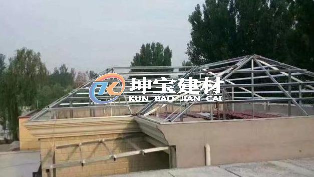 成都双流蛟龙港工业厂区正在翻修屋面建设改造