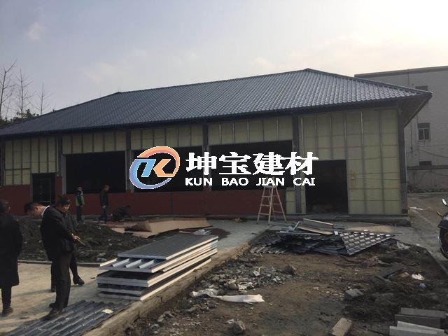 成都双流蛟龙港工业厂区正在翻修屋面建设改造